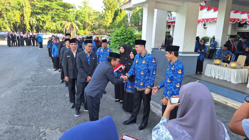 Bupati Pangkep Muhammad Yusran Lalogau Sematkan Satyalancana Karya Satya, Ajak ASN Tingkatkan Disiplin dan Bijak Bermedia Sosial